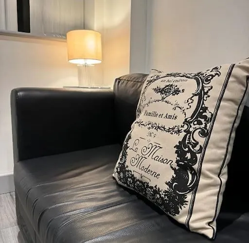 Spacious 1 Bedroom Flat City Centre