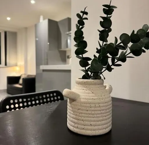 Spacious 1 Bedroom Flat City Centre