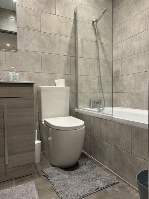 Spacious 1 Bedroom Flat Centre Apartment *